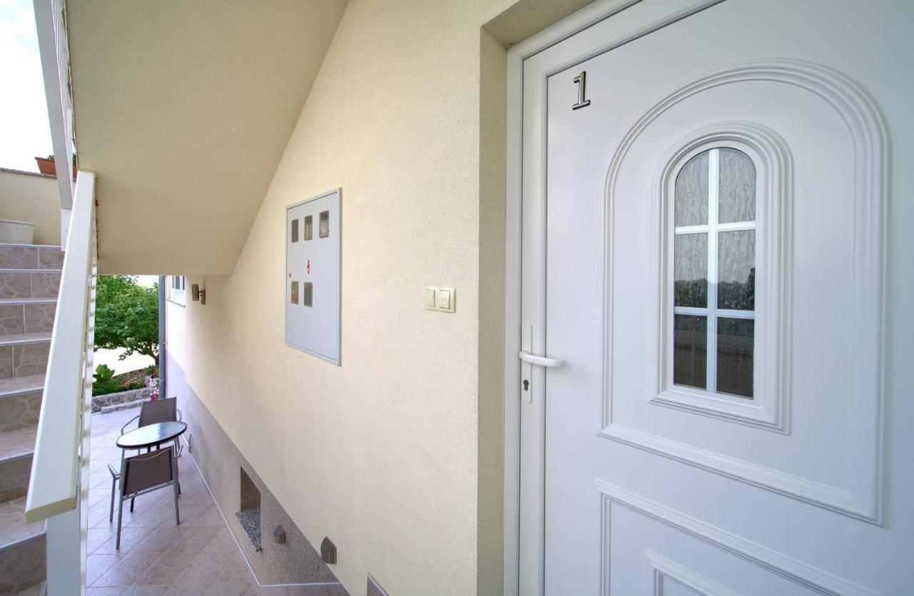 Apartmani Mara Matic Malinska Exterior photo